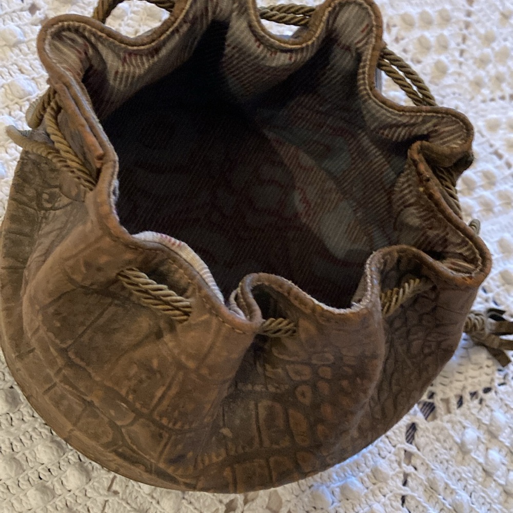Antique crocodile pouch. - Picture 4 of 11
